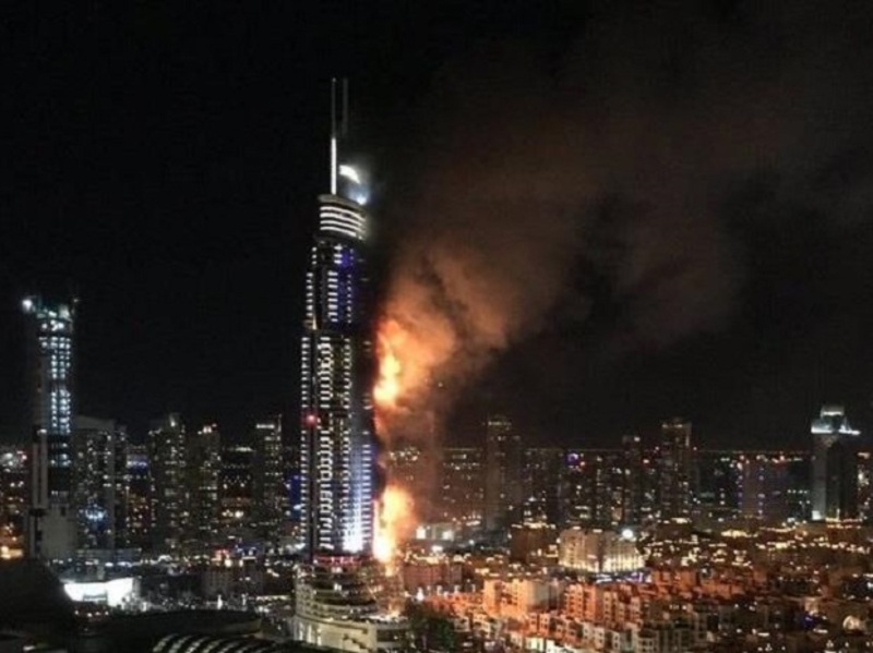 فيديو وصور حريق هائل في منطقة احتفالات رأس السنة قرب برج خليفة في دبي